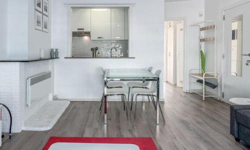 a kitchen and dining room with a table and chairs at Appartement 2 chambres 200m plage Nieuwpoort Bad in Nieuwpoort