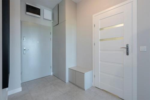 uma porta branca num quarto com um armário em Luxury in City -5- Free Parking em Lódź