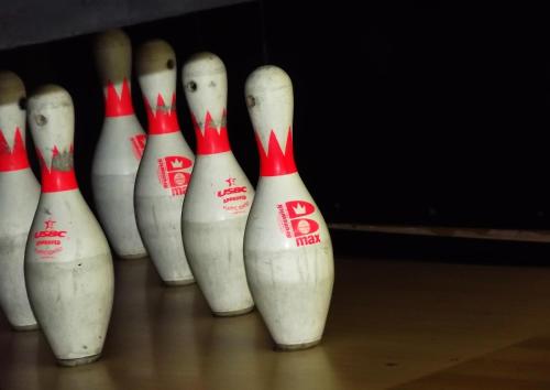 a row of bowling pins lined up in a row at Tündérszikla Panzió in Pilisjászfalu