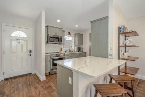 Η κουζίνα ή μικρή κουζίνα στο Dog Friendly Home wPrivate Fenced Yard, Garage & Fire Pit STEPS to the Beach!