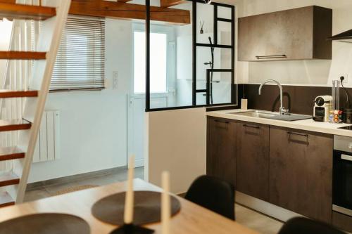 Kuchyňa alebo kuchynka v ubytovaní La Villetta SPA -logement atypique