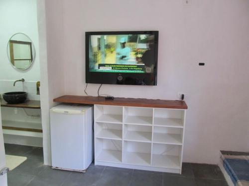 a tv sitting on top of a wall at Apartamento Charmoso com vista para o mar in Ilhabela
