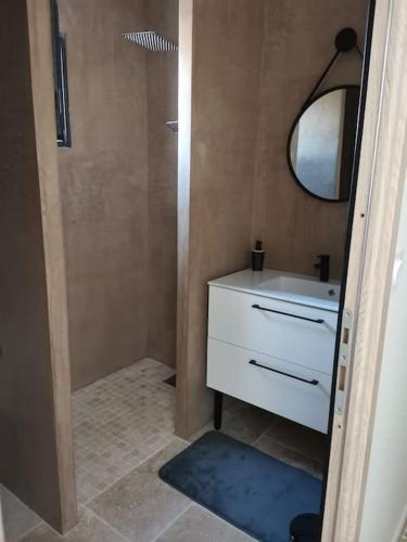 une salle de bain avec un lavabo et un miroir dans l'établissement Maison en campagne, à Avignon