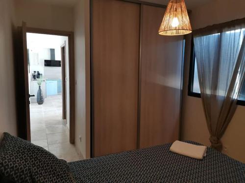 ein Schlafzimmer mit einem Bett und einer Lampe sowie einem Flur in der Unterkunft Maison en campagne in Avignon