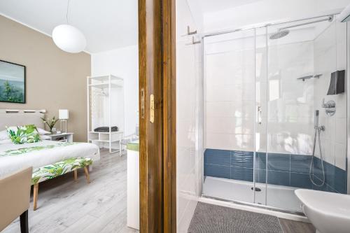 uma casa de banho com um chuveiro e um quarto com uma cama em Donna Laura em Messina