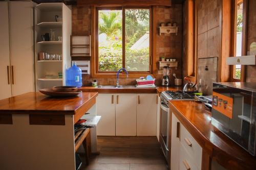 Kuchyň nebo kuchyňský kout v ubytování Ayampe Guest House