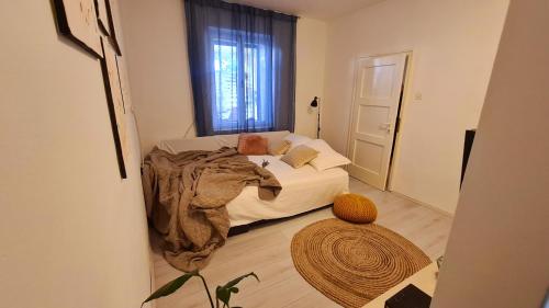 Un dormitorio con una cama y una ventana grande en Apartman Ivan Šibenik - Brodarica, en Brodarica