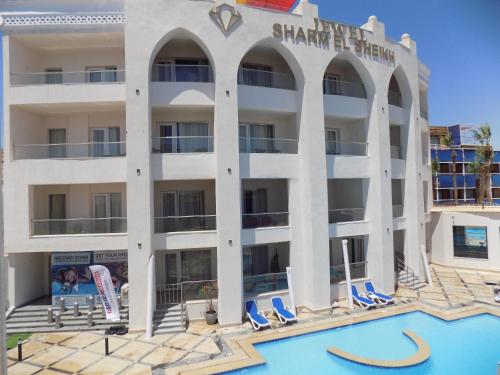 シャルム・エル・シェイクにあるJewel Sharm El Sheikh Hotelのスイミングプールとリゾートを併設するホテルです。