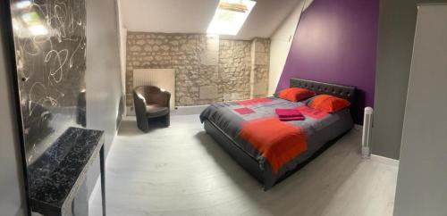 - une chambre avec un lit king-size et une chaise dans l'établissement Magnifique villa avec piscine chauffée et jacuzzi, à Anché