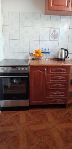 Eine Küche mit Herd und etwas Obst auf der Arbeitsfläche. in der Unterkunft Apartament Vivienda in Ustka