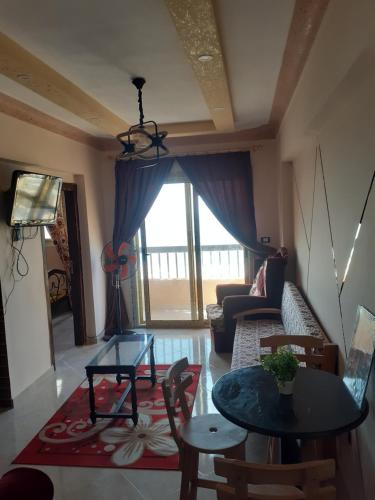 Free Wi-Fi شقة فندقية فى الاسكندرية New apartment sea view Alexandria في الإسكندرية: غرفة معيشة مع أريكة وطاولة