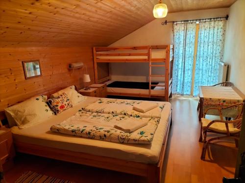 sypialnia z łóżkiem i łóżkiem piętrowym w obiekcie Köstlhof, Familie Hassler w mieście Oberdrauburg