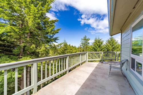 a balcony with a bench on a house at Lost Coast Hideaway in Shelter Cove