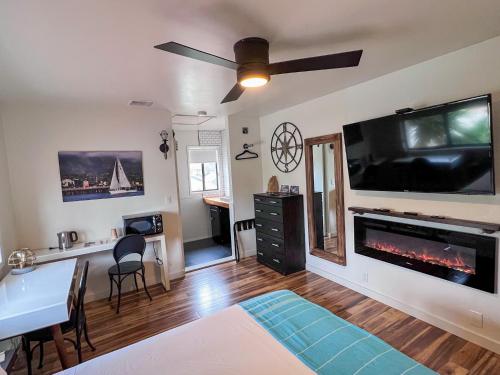 a living room with a fireplace and a flat screen tv at Haley Hotel in Santa Barbara