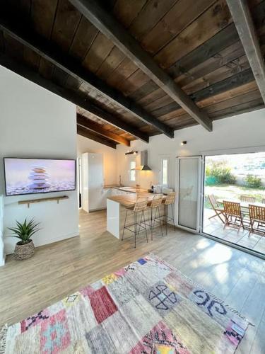 - un salon avec une cuisine et une table avec des chaises dans l'établissement maison chaleureuse en plein coeur du centre ville, à Saint-Florent