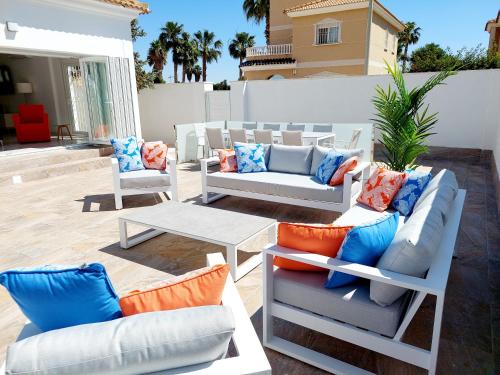 patio z 2 kanapami i stołem w obiekcie Villa Palma - Heated Pool w mieście Los Alcázares