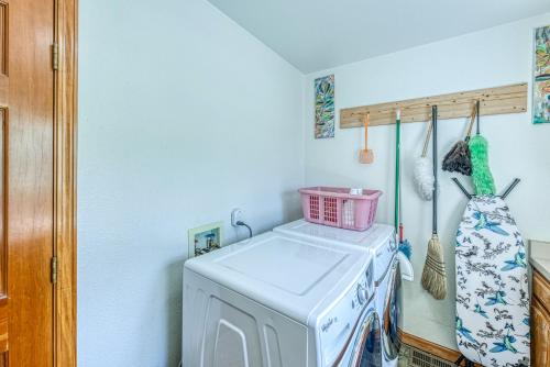 a laundry room with a washer and dryer at Cascadel Haven in North Fork
