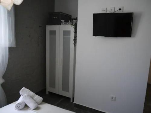 a room with a tv and a bed with towels at Cozy Rooms - BAÑERA HIDROMASAJE in Valencia