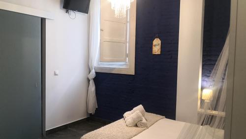 a bedroom with a black wall and a window at Cozy Rooms - BAÑERA HIDROMASAJE in Valencia