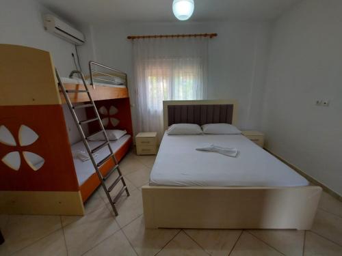 Rúm í herbergi á Vila REXHAJ