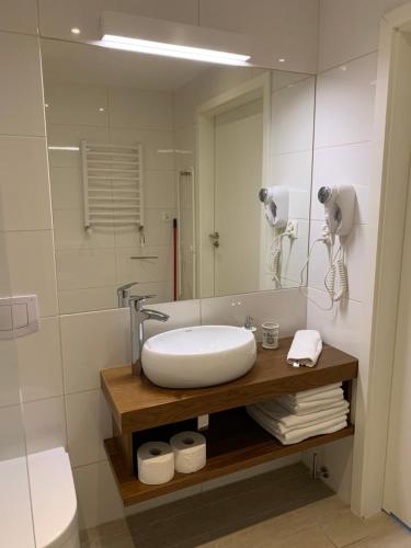 a bathroom with a sink and a mirror at Czarna Góra Livigno 2 in Bystrzyca Kłodzka