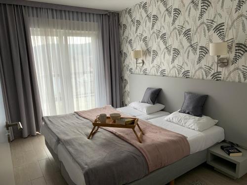 ビストシツァ・クウォツカにあるCzarna Góra Livigno 2のベッドルーム1室(大型ベッド1台、テーブル付)