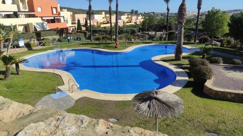 Vue sur la piscine de l'établissement Luminoso y tranquilo bajo con Jardin en campo de Golf Valle del Este ou sur une piscine à proximité