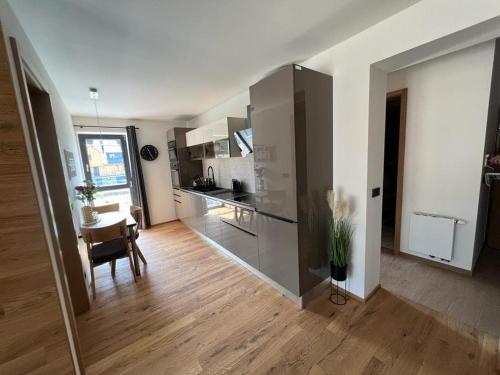 Kuchyňa alebo kuchynka v ubytovaní Luxusní Apartmán GRAND v centru Harrachova se soukromou Mega terasou, s privátním parkováním zdarma, s možností dobíjení wallbox EV a výhledem na Harrachovský kostelíček