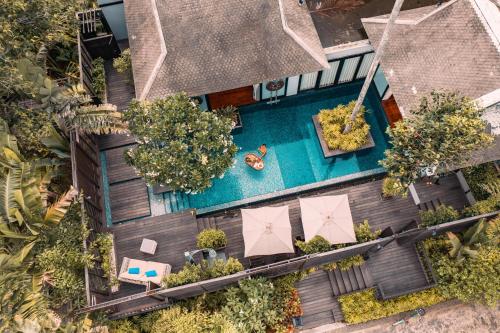 eine Draufsicht auf ein Haus mit Swimmingpool in der Unterkunft Anantara Mai Khao Phuket Villas in Mai Khao Beach