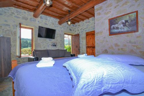 En eller flere senge i et værelse på Villa Olive Tree with Private Pool