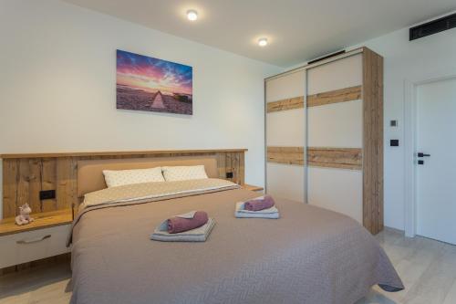 En eller flere senge i et værelse på Fortuna Deluxe Apartment