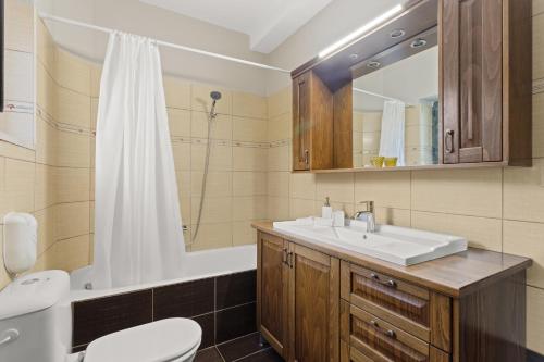 a bathroom with a sink and a tub and a toilet at Nora's Villa in Riglia