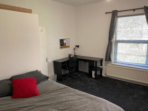 une chambre avec un lit, un bureau et une fenêtre dans l'établissement Waterloo House, à Nottingham