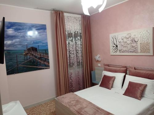 1 dormitorio con 1 cama y una foto de un muelle en Dimora il Trabucco, en Termoli