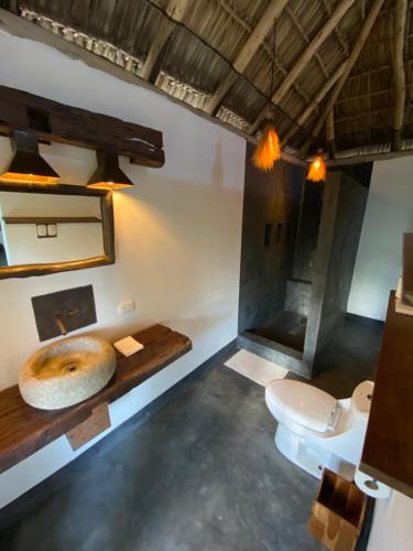 ein Bad mit einem WC und einem Waschbecken in der Unterkunft Wayuu in Popoyo