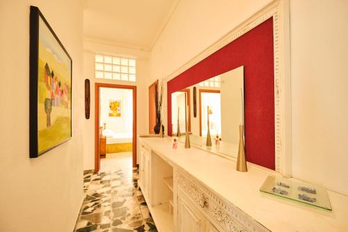 baño con espejo grande en la pared en Affittacamere Il Pittoresco, en Cagliari