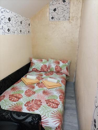 Ένα ή περισσότερα κρεβάτια σε δωμάτιο στο Apartman Kika 1