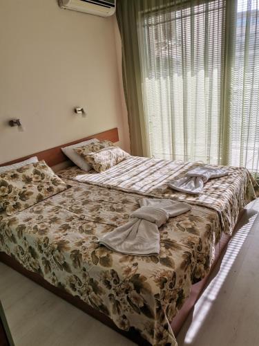 a bedroom with two beds and a window at Апартамент Весела-Хоризонт in Sozopol