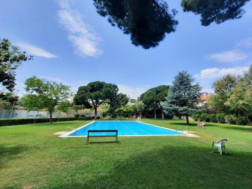 Bazén v ubytování Apartment with pool near the beach and Barcelona by train nebo v jeho okolí