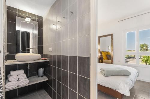 une salle de bain avec un lavabo et un miroir dans l'établissement Sud coursive naturiste, au Cap d'Agde