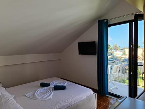 una camera con letto e vista su un balcone di Vila Lazri a Shëngjin