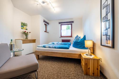 Un dormitorio con una cama con almohadas azules. en Appartement Weitsicht, en Eben im Pongau