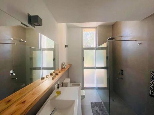 Ванная комната в Casa con Piscina y Mirador privado en San Marcos Sierras