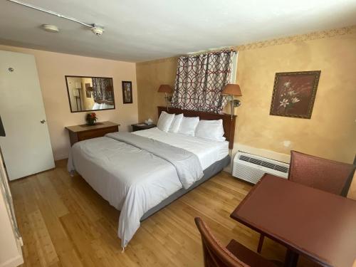 Postel nebo postele na pokoji v ubytování Aquastar Inn