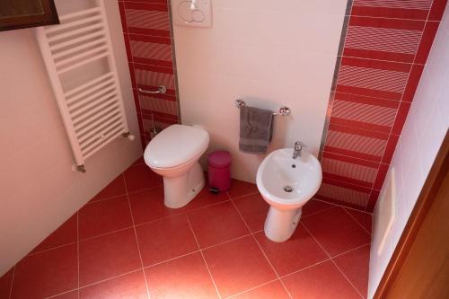 a small bathroom with a toilet and a sink at Villino Panorama in Putignano