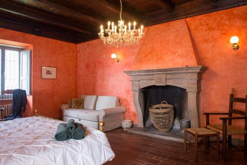 A bed or beds in a room at Heritage mountain top Villa near Rome w/ Pool & Panoramic views
