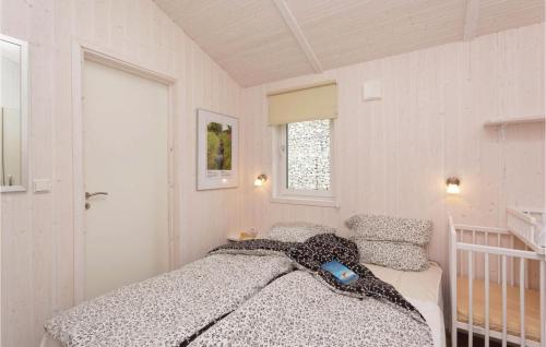 ザンクト・アンドレーアスベルクにあるSt, Andreasberg, Haus 52の白い部屋のベッドルーム1室(ベッド1台付)