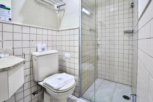 uma casa de banho com um WC e um chuveiro em Transamerica Executive Chácara Santo Antônio em São Paulo