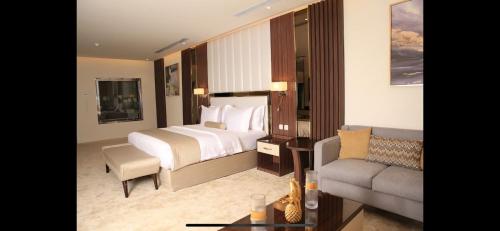 Habitación de hotel con cama y sofá en White House Apartments en Khamis Mushayt