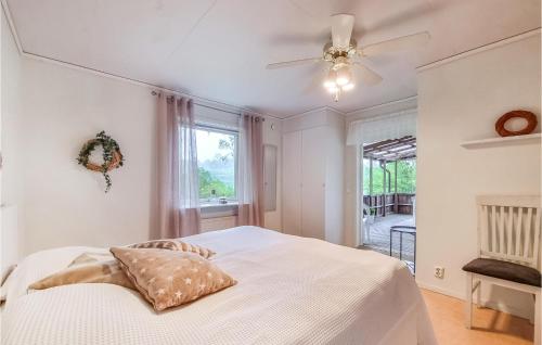 Säng eller sängar i ett rum på 3 Bedroom Gorgeous Home In Tanumshede